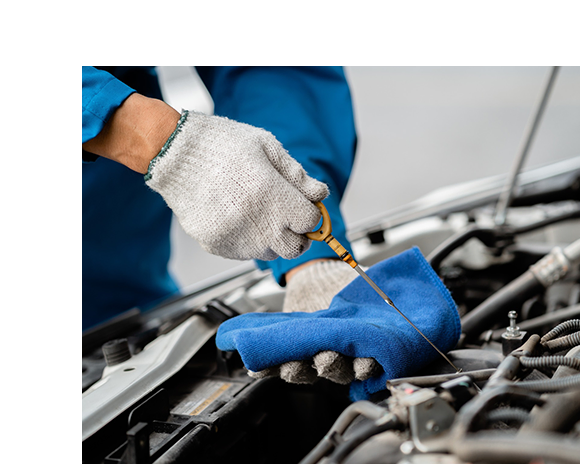 Hand of mechanic replacing car oil